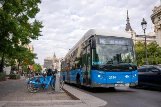 upload/Imagen-de-autobus-EMT-Madrid-y-bicimad-en-una-calle-de-Madrid-555x370.webp